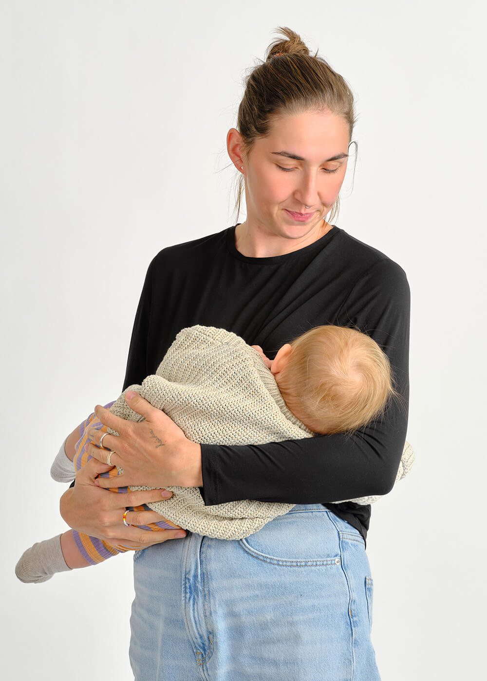 Kojicí tričko s dlouhým rukávem – černé