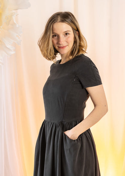 Mothermood – černé kojicí šaty