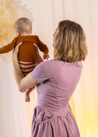 Mothermood – růžové kojicí šaty