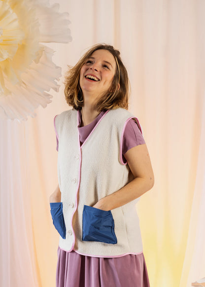 Vestička z beránku s modrými kapsami