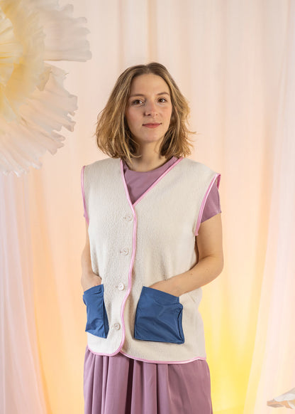 Vestička z beránku s modrými kapsami