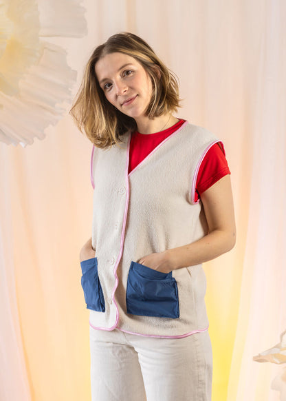 Vestička z beránku s modrými kapsami