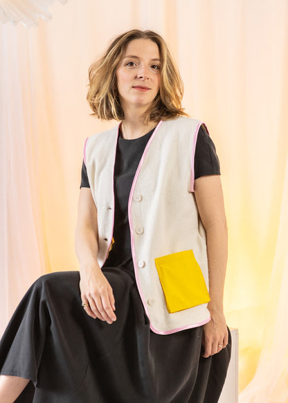 Vestička z beránku se žlutými kapsami