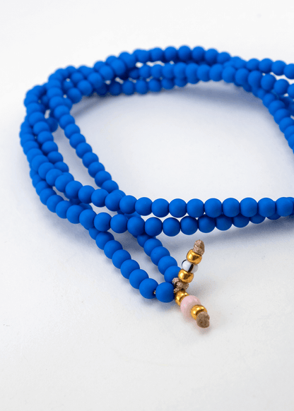 Korálková šňůrka na telefon – Indigo