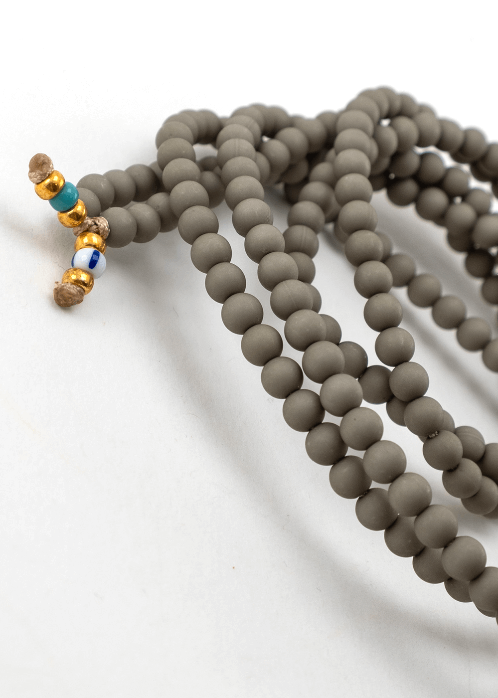 Korálková šňůrka na telefon – Šedivá