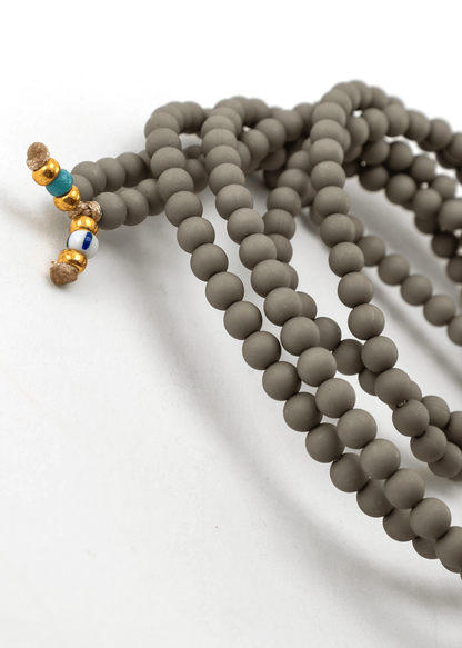 Korálková šňůrka na telefon – Šedivá